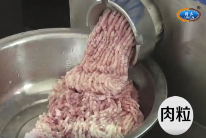 贛云絞肉機將豬肉絞成肉粒 贛云絞肉機將豬肉絞成肉粒