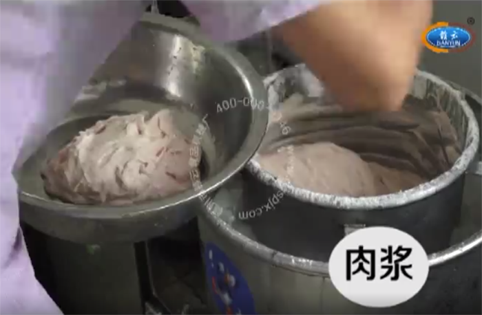 收集好打成的肉漿,準備接下來的成型 收集好打成的肉漿,準備接下來的成型