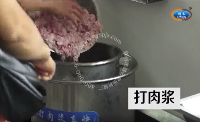 將肉粒放入打漿機打成肉漿 將肉粒放入打漿機打成肉漿