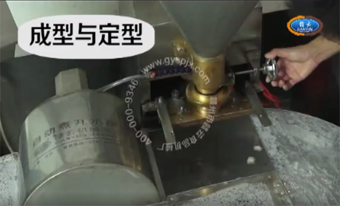啟動設備后肉丸成型并在定型設備中定型 啟動設備后肉丸成型并在定型設備中定型
